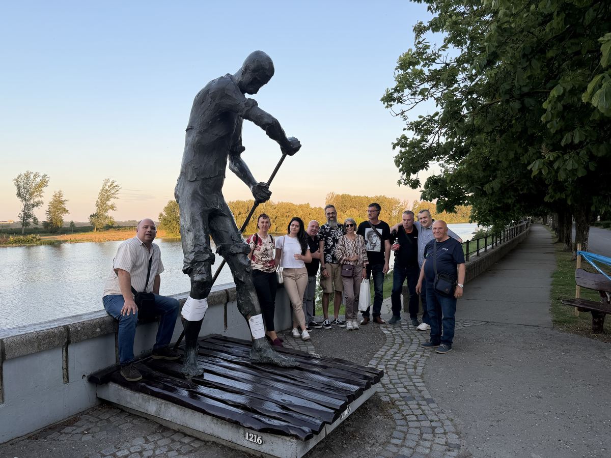 The group by the Tisa in the evening